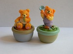 Petit ourson sur vase